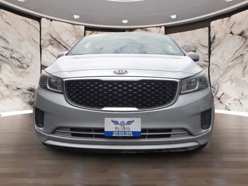 Used 2016 Kia Sedona LX image 2