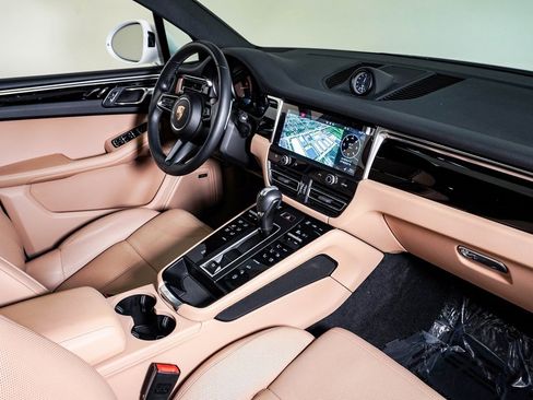 Certified 2025 Porsche Macan image 14