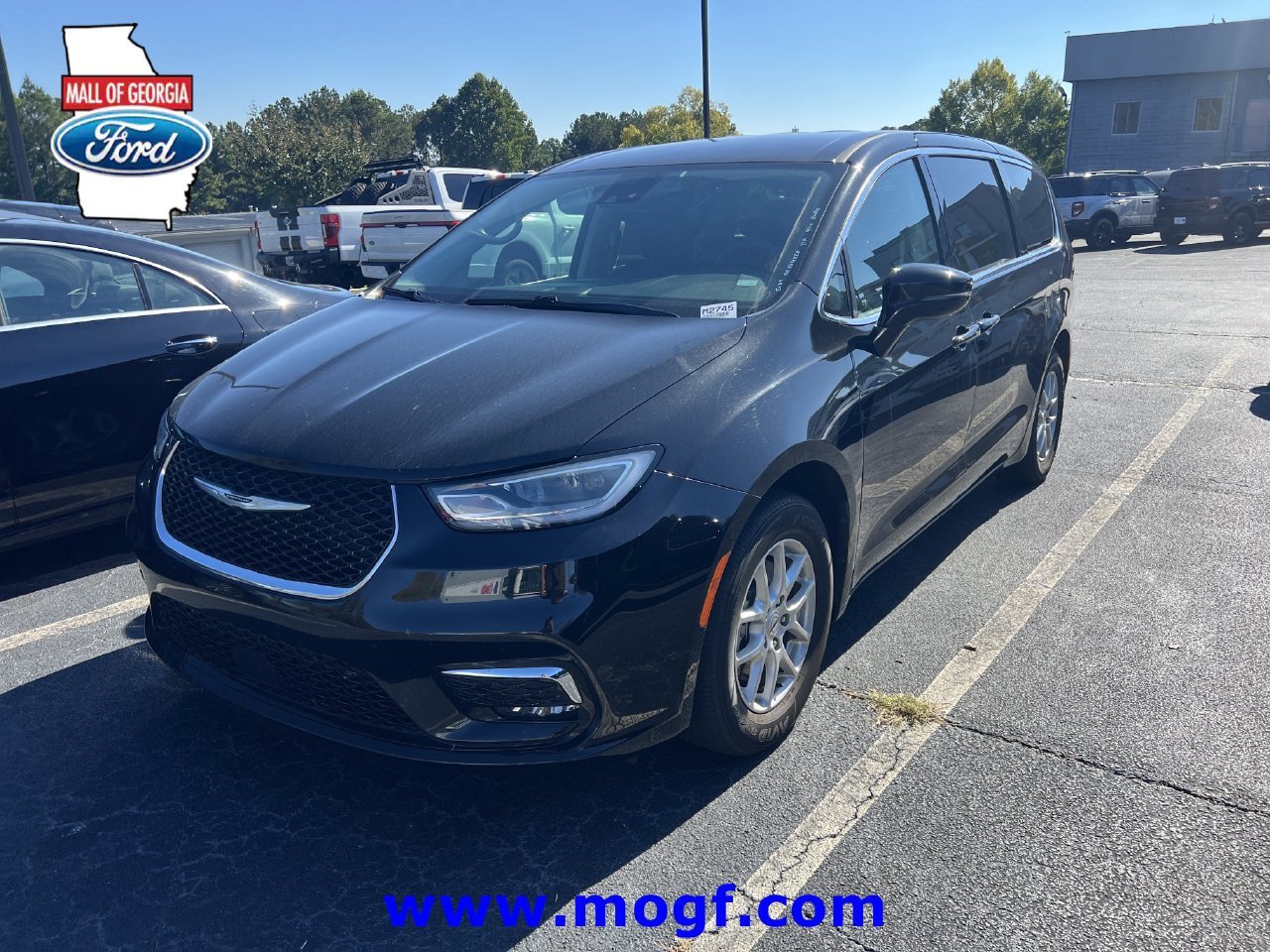 Used 2024 Chrysler Pacifica Touring-L FWD image 1