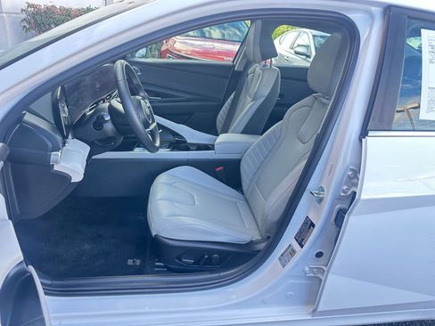 Used 2025 Hyundai Elantra Limited image 37