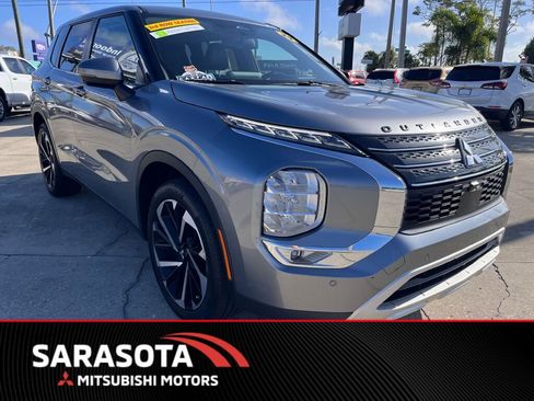 Used 2024 Mitsubishi Outlander SE image 1