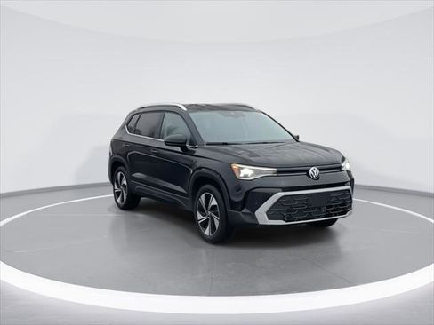 New 2026 Volkswagen Taos SE image 2