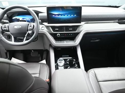 Certified 2025 Ford Explorer Platinum w/ Ultimate Package AWD/4WD image 23