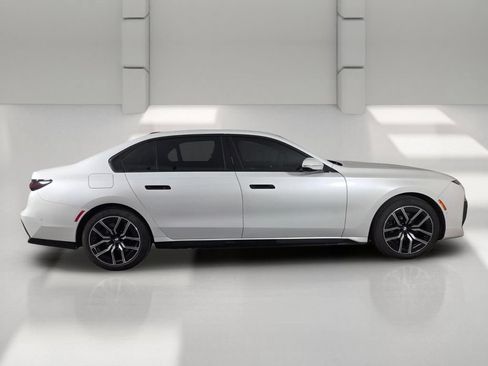 Used 2023 BMW 740i w/ Parking Assistance Package RWD image 4