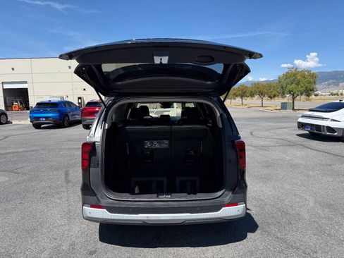 Used 2025 Kia Carnival FWD image 19