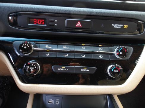 Used 2017 Kia Sedona LX w/ LX Essentials Premium Package image 14