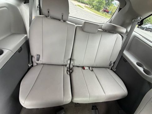 Used 2018 Toyota Sienna XLE w/ XLE Navigation Package AWD/4WD image 14