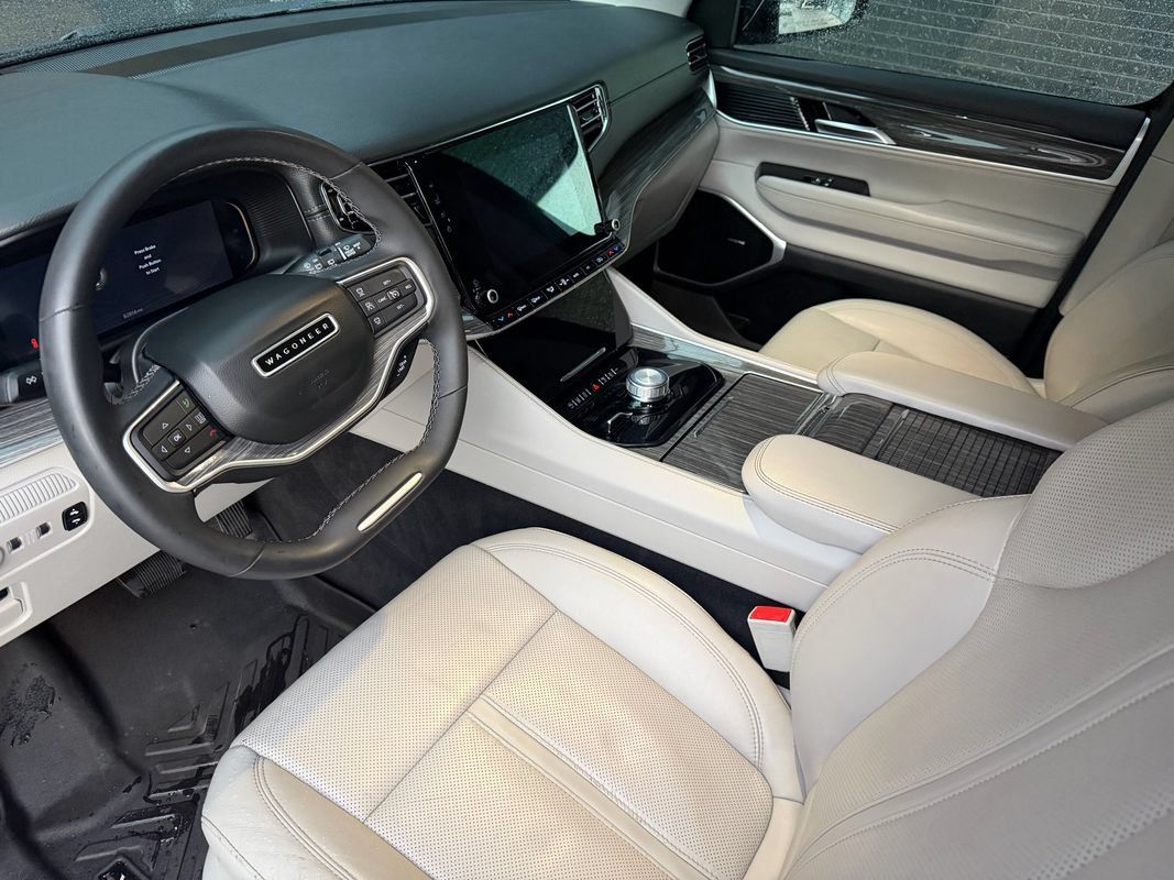 Used 2022 Jeep Wagoneer Series II AWD/4WD image 2