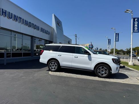 Used 2025 Ford Expedition Active AWD/4WD image 3