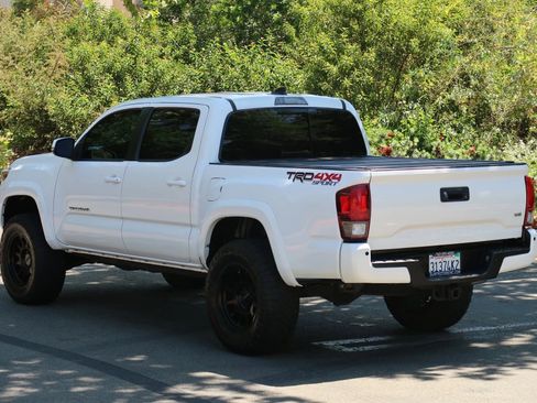 Used 2018 Toyota Tacoma TRD Sport w/ Technology Package image 4