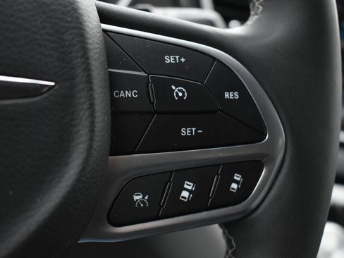 Used 2024 Chrysler Pacifica Touring-L image 21