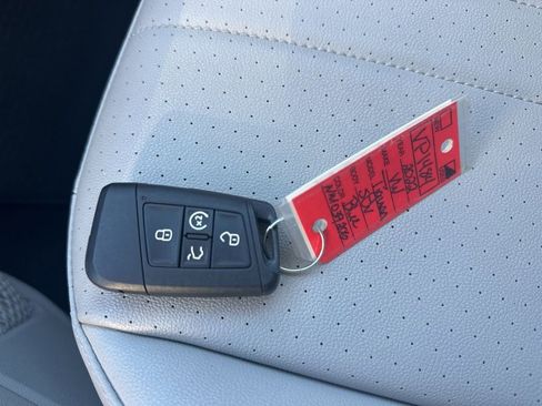 Used 2022 Volkswagen Tiguan SE w/ Panoramic Sunroof Package image 35