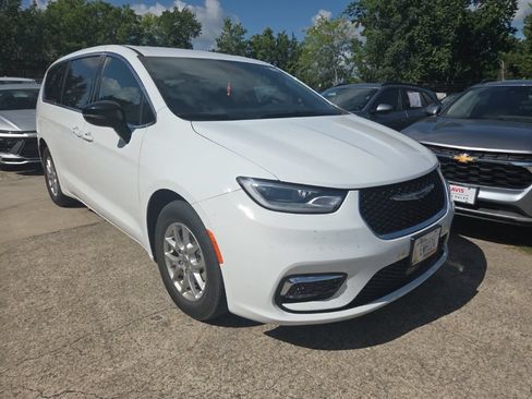 Used 2025 Chrysler Pacifica Select FWD image 6