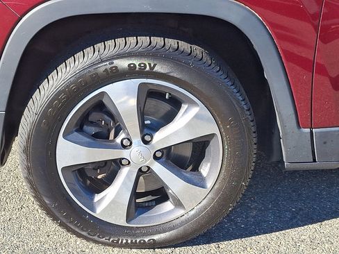 Used 2019 Jeep Cherokee Limited image 8