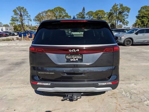 Certified 2022 Kia Carnival LX image 8