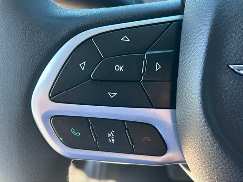 Used 2023 Chrysler Pacifica Touring-L FWD image 30