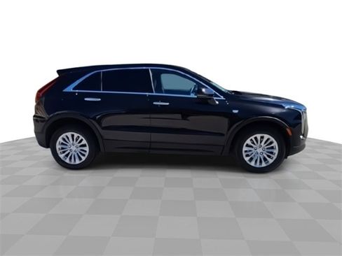 Used 2024 Cadillac XT4 Luxury w/ Cold Weather Package image 9