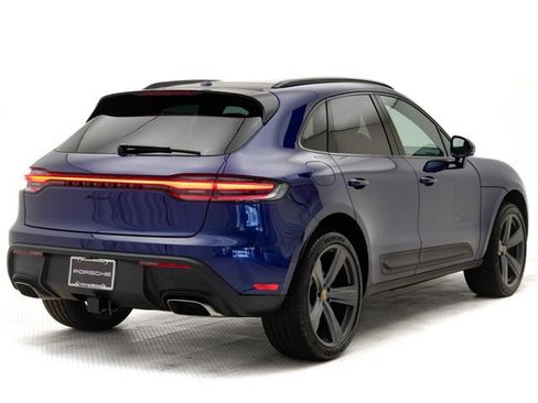 Certified 2025 Porsche Macan AWD/4WD image 32