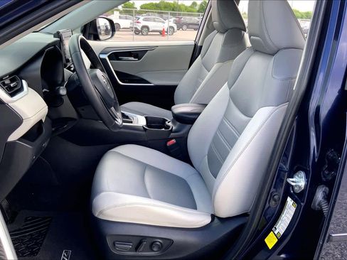 Used 2021 Toyota RAV4 XLE Premium image 8