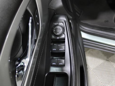 Used 2023 Chevrolet Traverse LT image 7