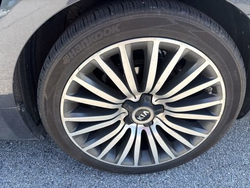 Used 2016 Kia Cadenza Premium w/ Technology Package FWD image 10