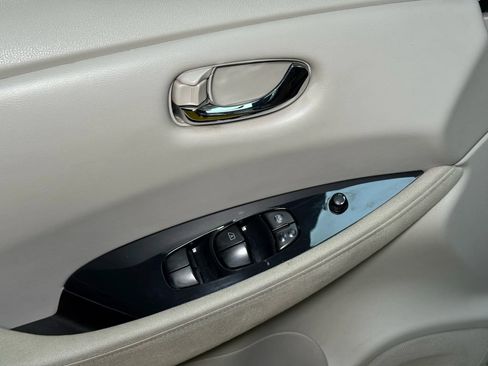 Used 2012 Nissan Leaf SV image 30