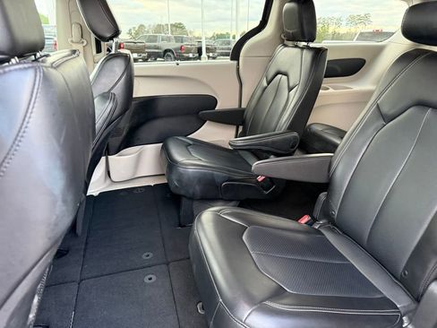 Used 2023 Chrysler Pacifica Touring-L image 25