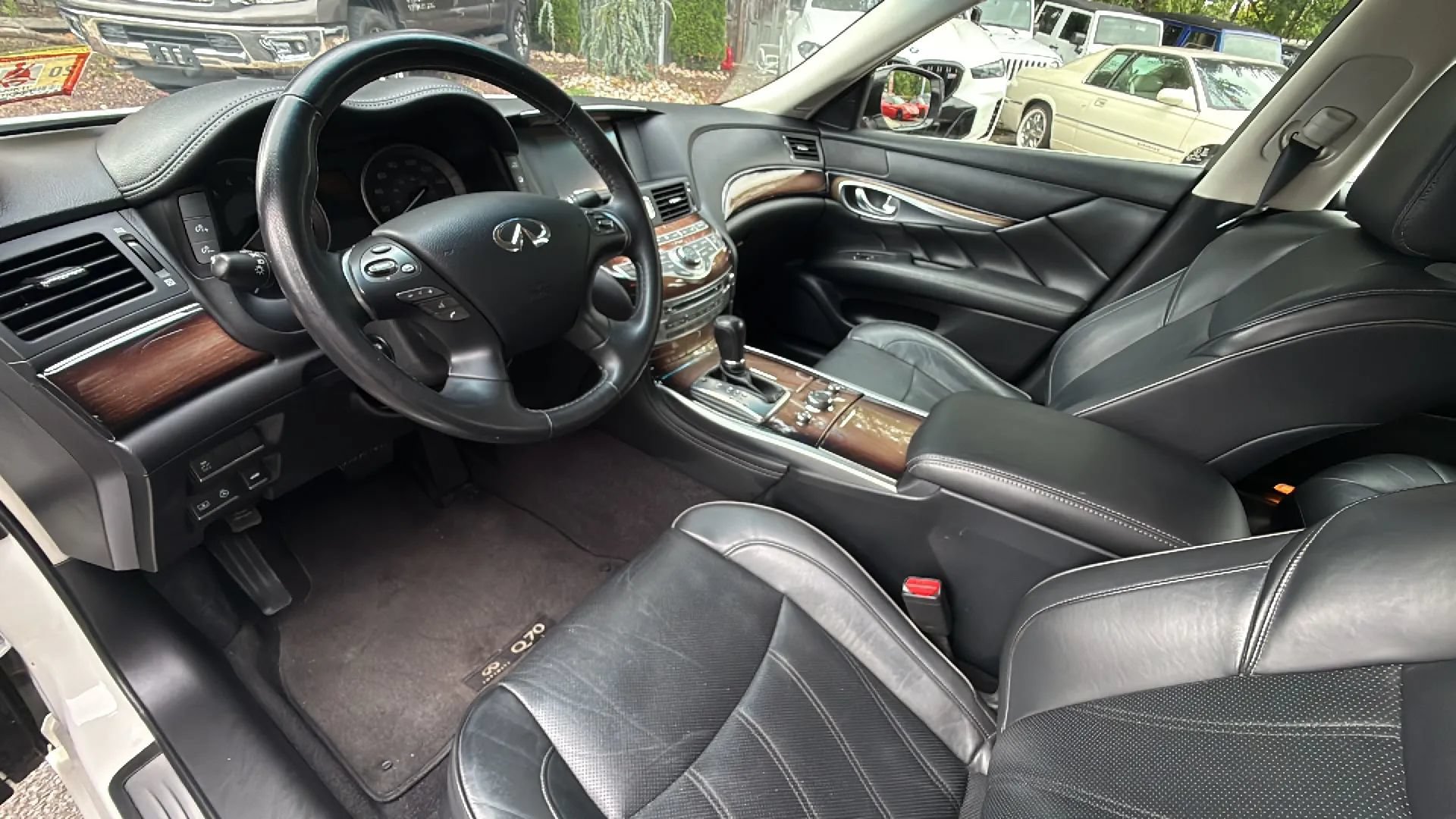 Used 2015 INFINITI Q70 3.7 w/ Deluxe Touring Package AWD/4WD image 17
