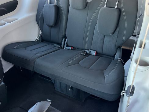 Used 2023 Chrysler Voyager LX image 15