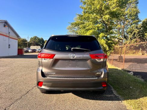Used 2017 Toyota Highlander XLE image 2