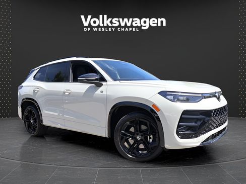 Certified 2025 Volkswagen Tiguan SE R-Line AWD/4WD image 1