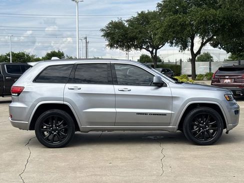 Used 2020 Jeep Grand Cherokee Altitude RWD image 3