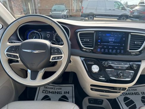 Used 2017 Chrysler Pacifica Limited image 61