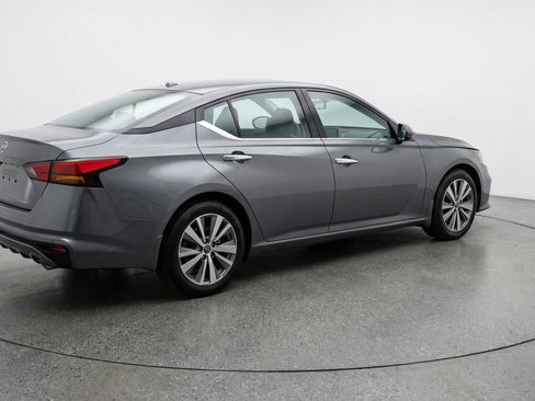 Used 2025 Nissan Altima 2.5 SV FWD image 9