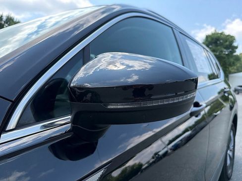 Used 2023 Volkswagen Tiguan SE w/ Panoramic Sunroof Package FWD image 10