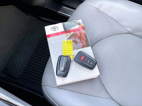 Used 2021 Toyota Highlander Platinum image 11