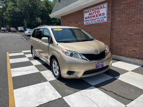 Used 2013 Toyota Sienna LE FWD image 1