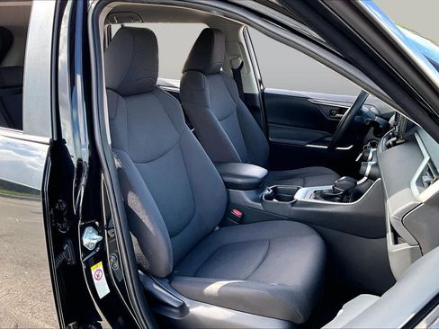 Used 2019 Toyota RAV4 LE w/ Carpet Mat Package FWD image 9