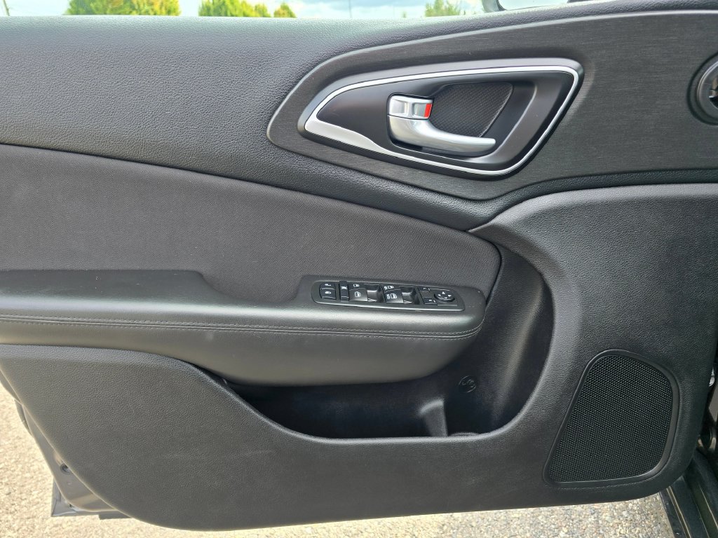 Used 2015 Chrysler 200 Limited w/ Convenience Group FWD image 12