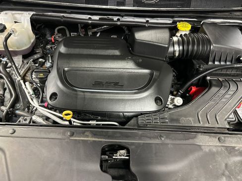 Used 2024 Chrysler Pacifica Touring-L image 27