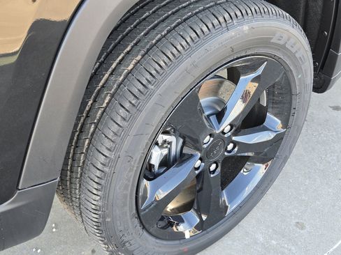 New 2025 Jeep Grand Cherokee L Altitude image 6