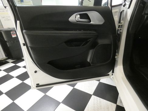Used 2023 Chrysler Pacifica Touring FWD image 21