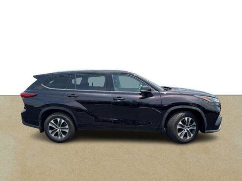 Certified 2021 Toyota Highlander XLE AWD/4WD image 2