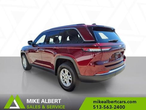 Used 2023 Jeep Grand Cherokee Laredo AWD/4WD image 5