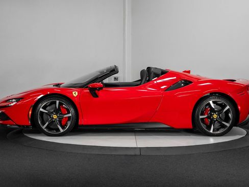 Used 2022 Ferrari SF90 Spider image 7
