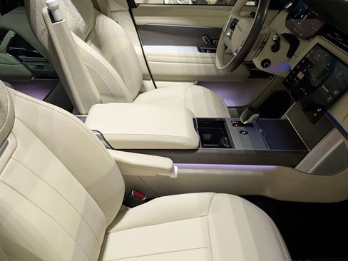 Used 2024 Land Rover Range Rover SV image 28