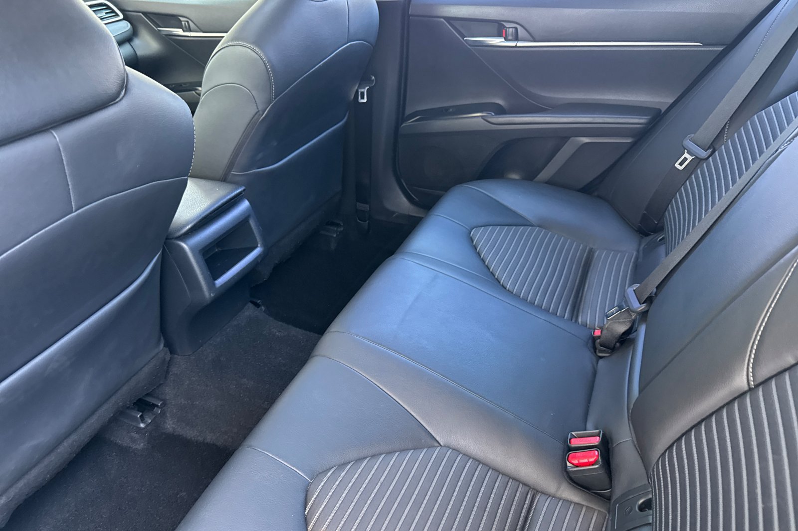 Used 2018 Toyota Camry SE w/ Moonroof Package FWD image 12