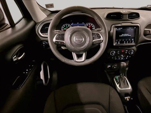 Used 2018 Jeep Renegade Latitude w/ UConnect 8.4 Nav Group AWD/4WD image 5