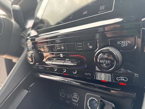 Used 2024 Jeep Grand Cherokee Altitude image 18