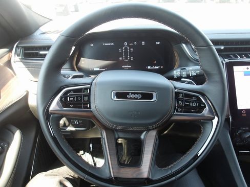 New 2025 Jeep Grand Cherokee L Summit w/ Luxury Tech Group V image 15